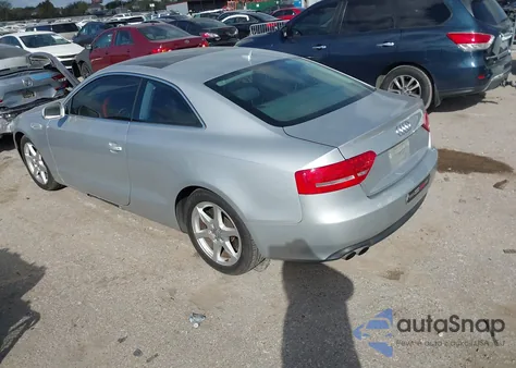 2010 Audi A5 2.0T Premium z USA, uszkodzony, nr VIN WAURFAFR2AA078743